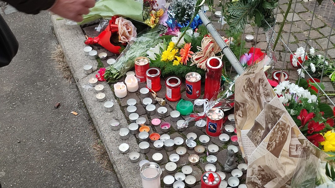 Omaggio ai tre operai in via Genova.jpeg - {Omaggio ai tre operai in via Genova.jpeg} - [149105]