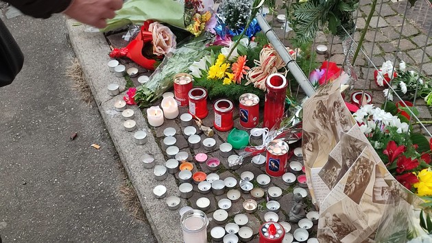 Omaggio ai tre operai in via Genova.jpeg - {Omaggio ai tre operai in via Genova.jpeg} - [149105]