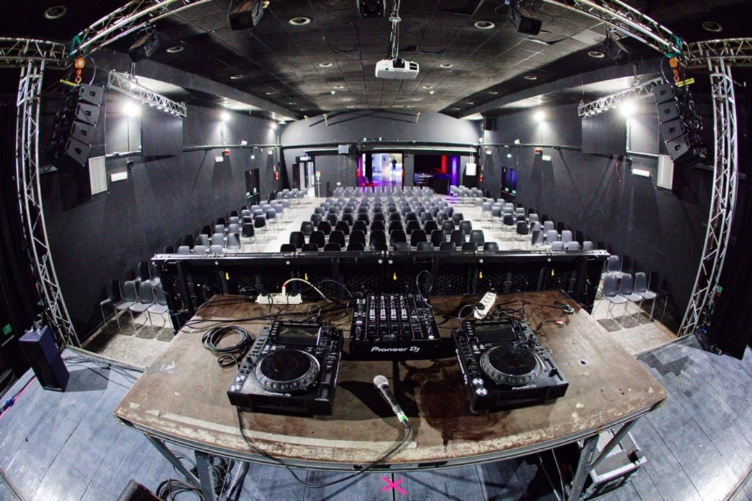SALA-CONCERTI-CON-POSTO-A-SEDERE-1030x687.jpg - {SALA-CONCERTI-CON-POSTO-A-SEDERE-1030x687.jpg} - [150081]