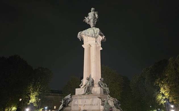 Foto monumento Vittorio Emanuele II illuminato.jpg - {Foto monumento Vittorio Emanuele II illuminato.jpg} - [150177]
