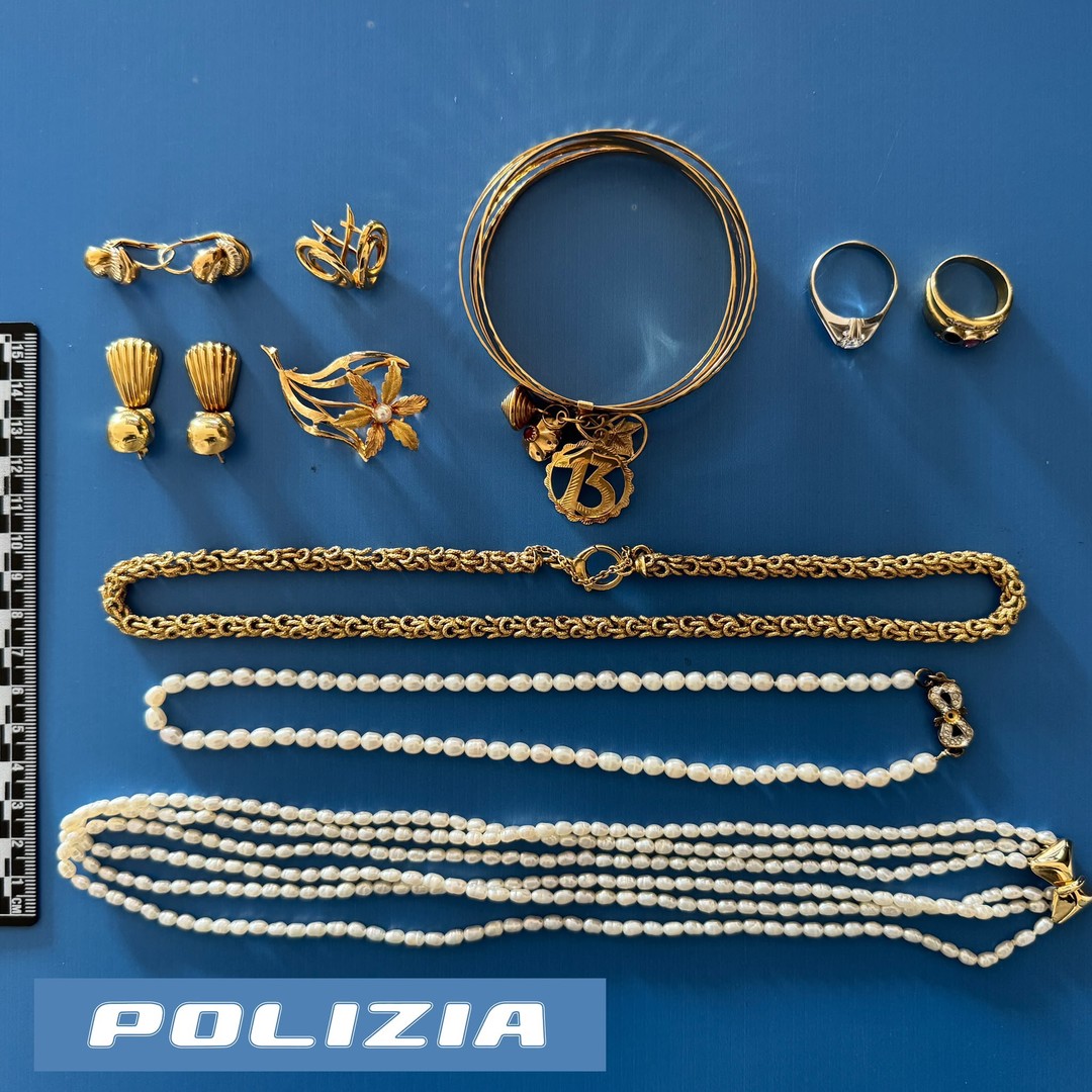 Ruba-l-oro-ad-un-anziana-a-pralungo (3749930).jpg - {Ruba-l-oro-ad-un-anziana-a-pralungo (3749930).jpg} - [150588]