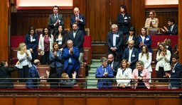 I familiari e il direttore Quirico in aula a Montecitorio.jpg - {I familiari e il direttore Quirico in aula a Montecitorio.jpg} - [151076]