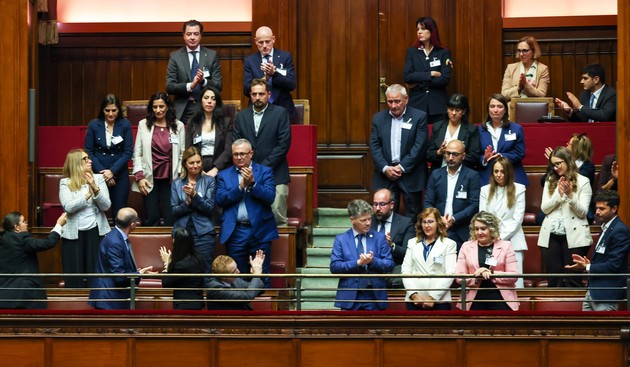 I familiari e il direttore Quirico in aula a Montecitorio.jpg - {I familiari e il direttore Quirico in aula a Montecitorio.jpg} - [151076]