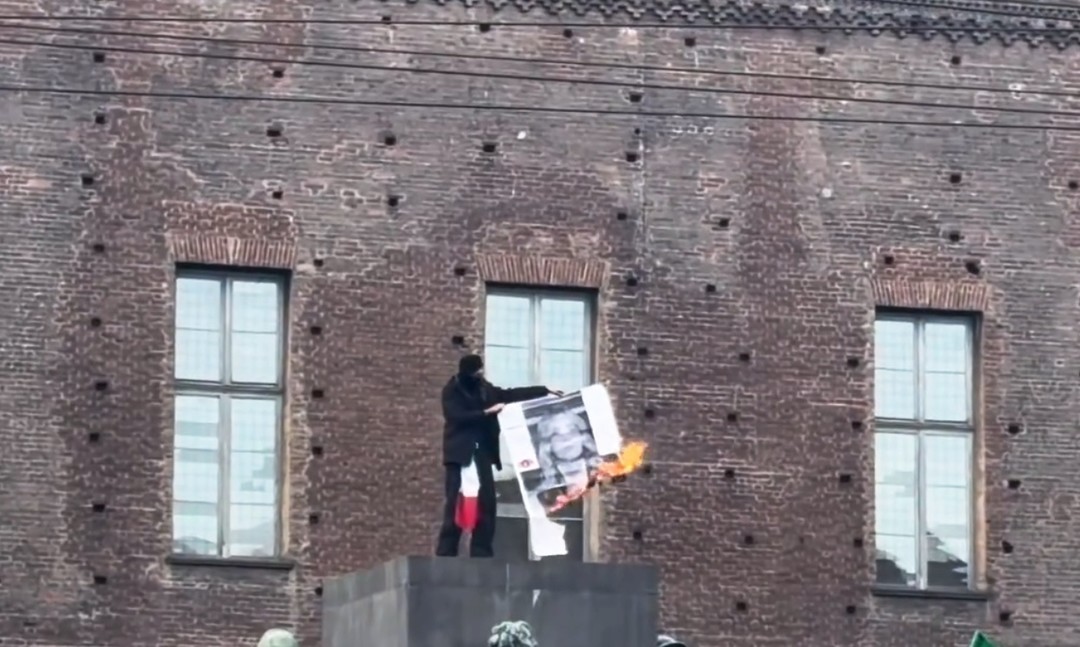 Foto uomo incappucciato brucia immagine premier Meloni.jpg - {Foto uomo incappucciato brucia immagine premier Meloni.jpg} - [151140]