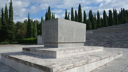 Tomba_del_generale_Antonio_Chinotto.JPG - {Tomba_del_generale_Antonio_Chinotto.JPG} - [15480]