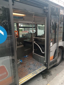 bus vetri rotti.jpeg - {bus vetri rotti.jpeg} - [18060]