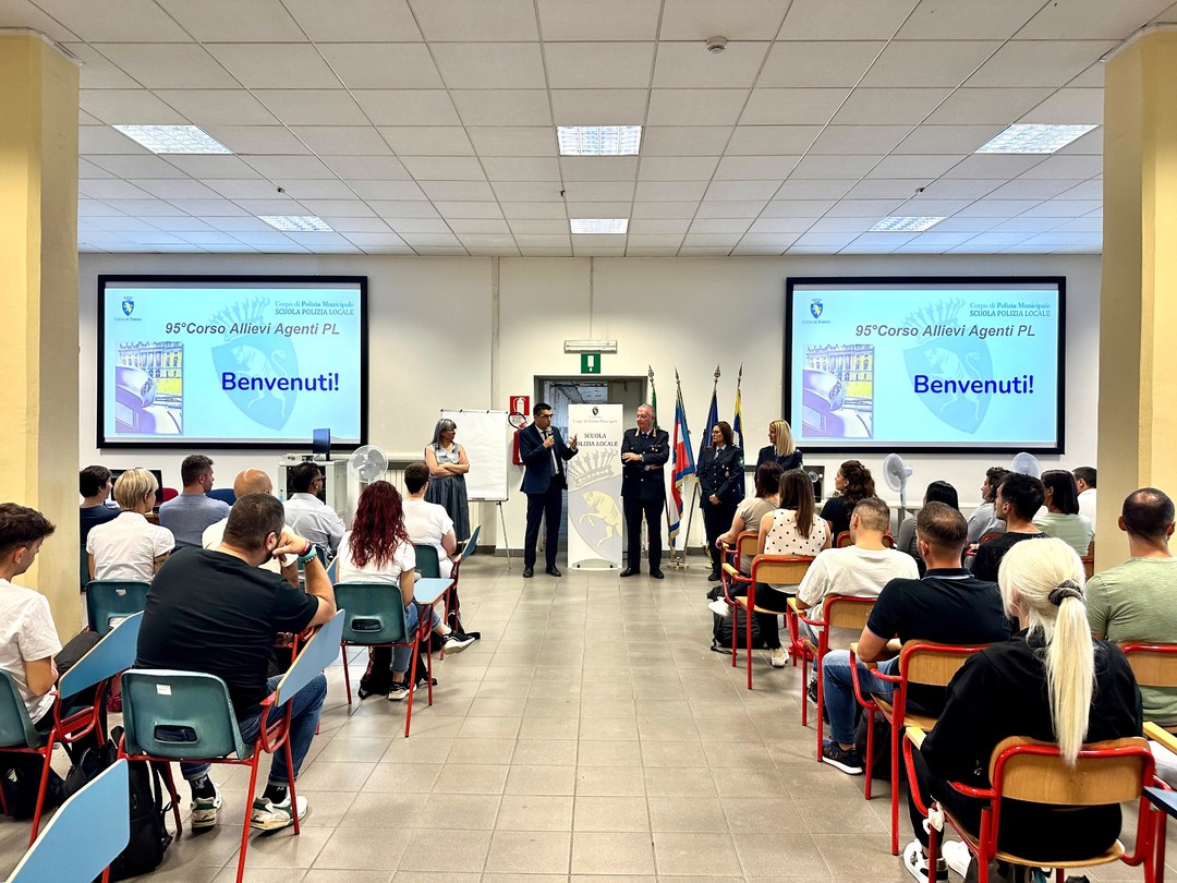 Corso Polizia locale - foto assessore Bussalino.jpeg - {Corso Polizia locale - foto assessore Bussalino.jpeg} - [18068]