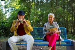 granny-3655814_1280.jpg - {granny-3655814_1280.jpg} - [1813]