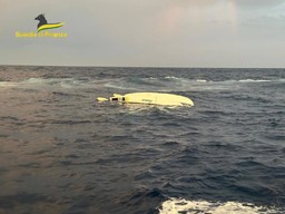 catamarano affondato.jpg - {catamarano affondato.jpg} - [18356]