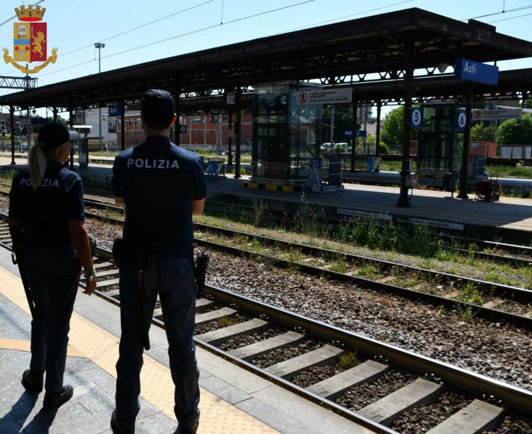 Controlli della Polizia Ferroviaria di Asti sulle case cantoniere.jpg - {Controlli della Polizia Ferroviaria di Asti sulle case cantoniere.jpg} - [19311]