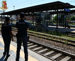 Controlli della Polizia Ferroviaria di Asti sulle case cantoniere.jpg - {Controlli della Polizia Ferroviaria di Asti sulle case cantoniere.jpg} - [19311]