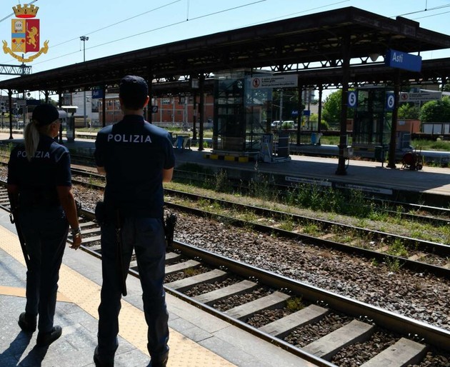 Controlli della Polizia Ferroviaria di Asti sulle case cantoniere.jpg - {Controlli della Polizia Ferroviaria di Asti sulle case cantoniere.jpg} - [19311]