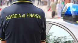 Blitz della Guardia di Finanza.jpg - {Blitz della Guardia di Finanza.jpg} - [2005]
