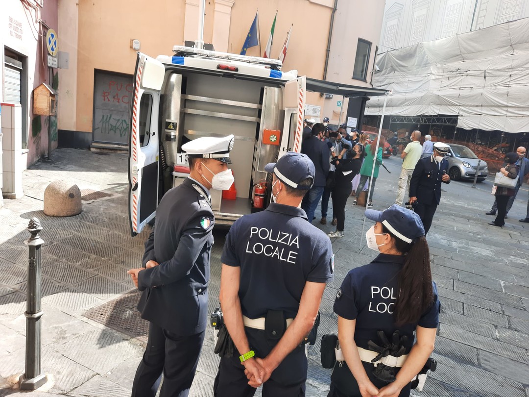 vigili urbani 1.jpg - {vigili urbani 1.jpg} - [2037]