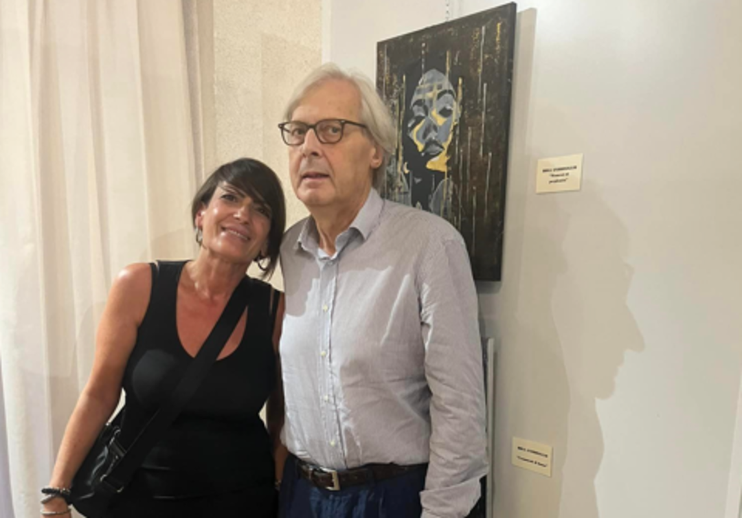 I Frammenti di donna di Rosy Androsiglio incantano Vittorio Sgarbi alla mostra di Alassio