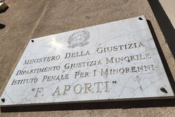 La targa al carcere minorile Ferrante Aporti.jpg - {La targa al carcere minorile Ferrante Aporti.jpg} - [24016]