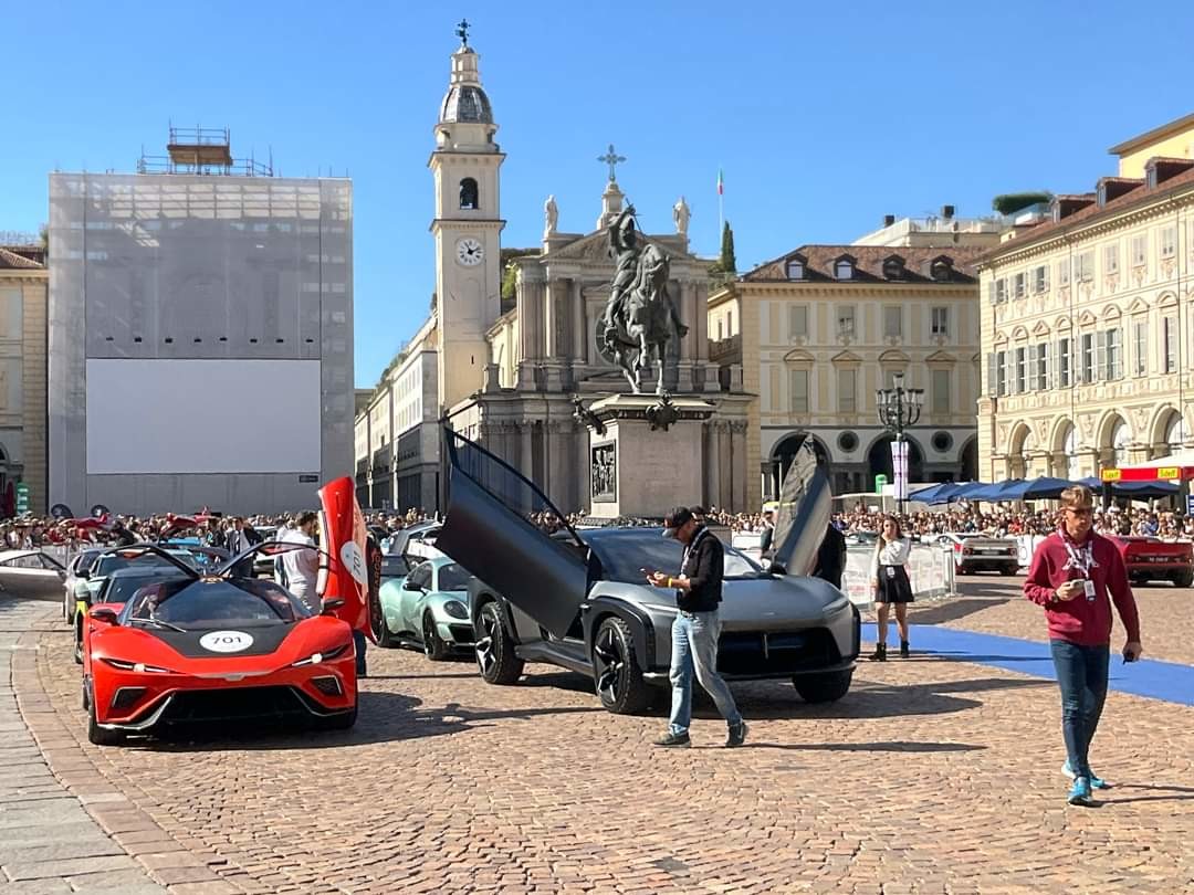 Il Salone dell'Auto in piazza San Carlo a Torino.jpg - {Il Salone dell'Auto in piazza San Carlo a Torino.jpg} - [24064]