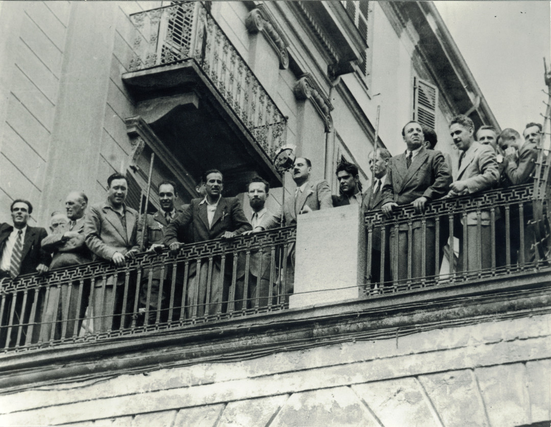 Duccio_Galimberti_discorso_dal_balcone.jpg - {Duccio_Galimberti_discorso_dal_balcone.jpg} - [2811]
