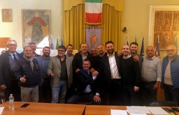 Luigi Benzi festeggia la vittoria.jpg - {Luigi Benzi festeggia la vittoria.jpg} - [29013]