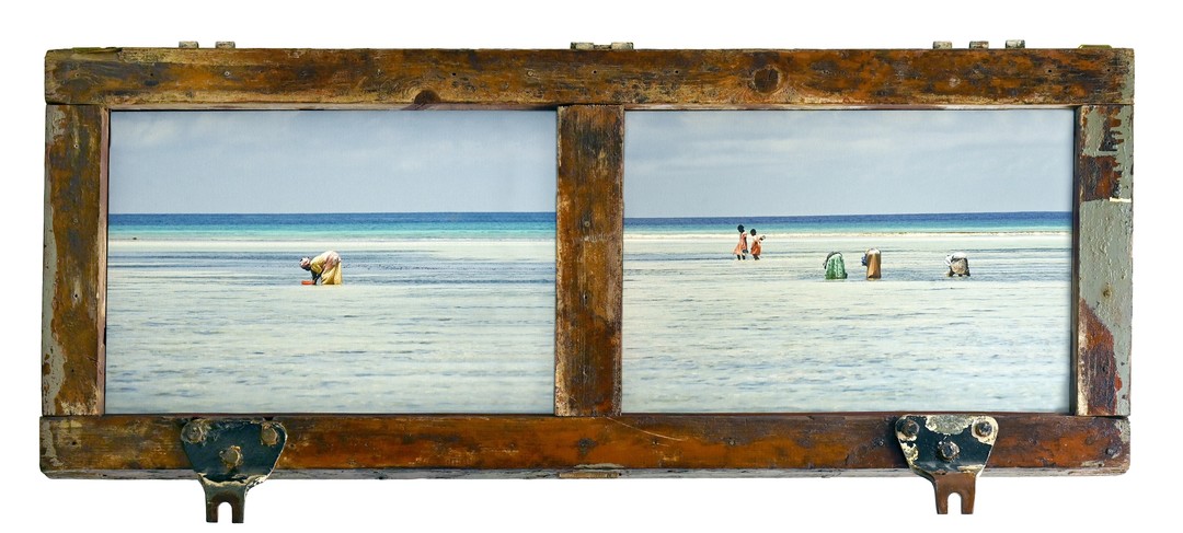Enrico De Santis, Donne di Mare, 2007, fotografia su tela e porta di cella frigorifera di un  peschereccio.jpg - {Enrico De Santis, Donne di Mare, 2007, fotografia su tela e porta di cella frigorifera di un  peschereccio.jpg} - [33152]