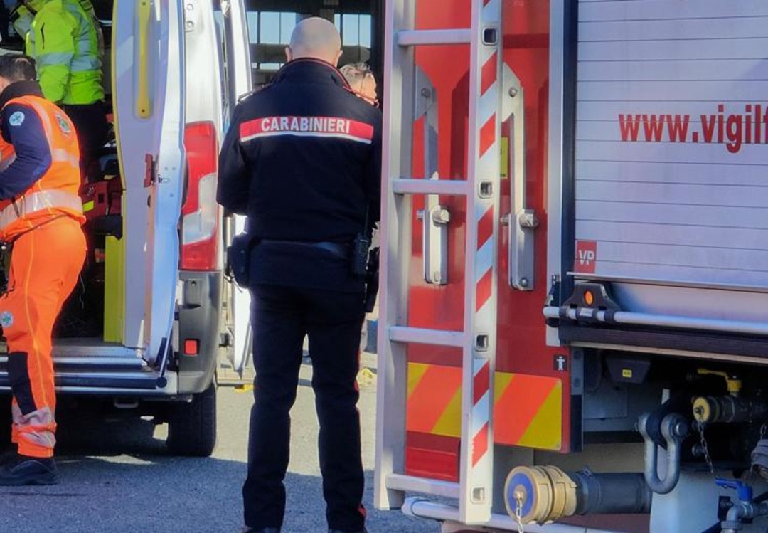 ambulanza_vvf_carabinieri_incidete_lavoro_g.jpeg - {ambulanza_vvf_carabinieri_incidete_lavoro_g.jpeg} - [3323]