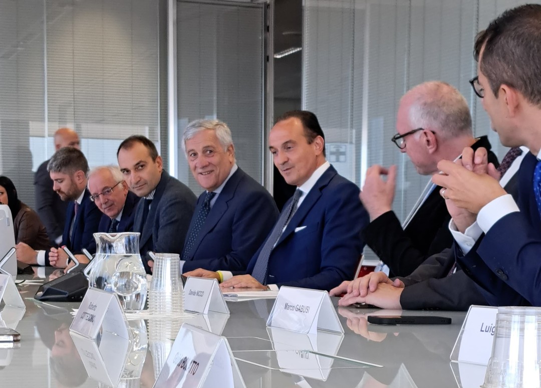 Il tavolo con Tajani - foto 2.jpg - {Il tavolo con Tajani - foto 2.jpg} - [33248]