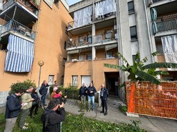 Fot sopralluogo alle case Atc di via Bignone a Pinerolo.jpeg - {Fot sopralluogo alle case Atc di via Bignone a Pinerolo.jpeg} - [33664]