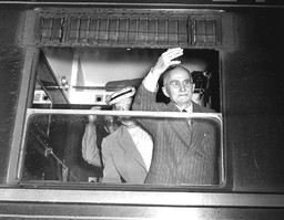 Einaudi.jpg - {Einaudi.jpg} - [37218]