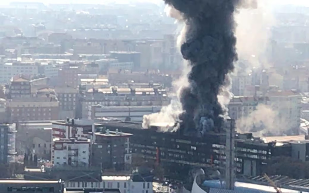 IncendioExPalazzoFiatCorsoFerrucci.jpg - {IncendioExPalazzoFiatCorsoFerrucci.jpg} - [38163]
