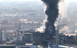 IncendioExPalazzoFiatCorsoFerrucci.jpg - {IncendioExPalazzoFiatCorsoFerrucci.jpg} - [38163]