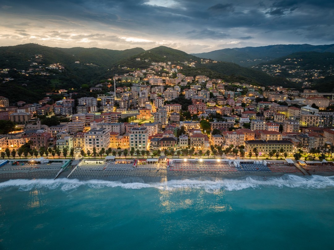 Varazze dal mare in notturna_light.jpeg - {Varazze dal mare in notturna_light.jpeg} - [38980]