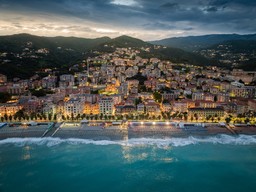 Varazze dal mare in notturna_light.jpeg - {Varazze dal mare in notturna_light.jpeg} - [38980]