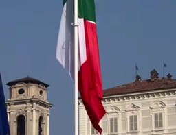 L'alzabandiera in piazza Castello.jpg - {L'alzabandiera in piazza Castello.jpg} - [40072]