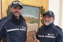 Immagine Gli agenti bovesani con le nuove fo (2934570).jpg - {Immagine Gli agenti bovesani con le nuove fo (2934570).jpg} - [41065]