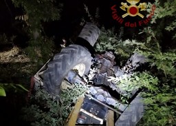 trattore-vigili-del-fuoco-ap-750x536.jpg - {trattore-vigili-del-fuoco-ap-750x536.jpg} - [41841]