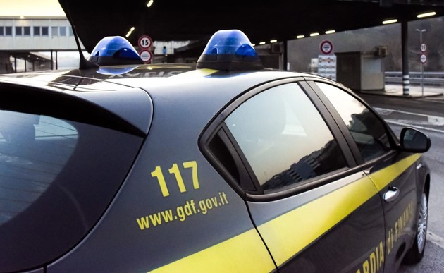 La Guardia di Finanza ha sequestrato il cantiere a Milano.jpg - {La Guardia di Finanza ha sequestrato il cantiere a Milano.jpg} - [4325]