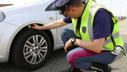 Immagine controllo-gomme-1.jpg - {Immagine controllo-gomme-1.jpg} - [43656]