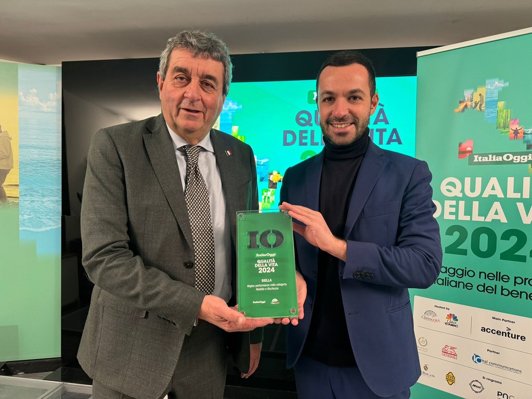 foto ass maiolatesi e portavoce del sindaco con il premio.jpg - {foto ass maiolatesi e portavoce del sindaco con il premio.jpg} - [45348]