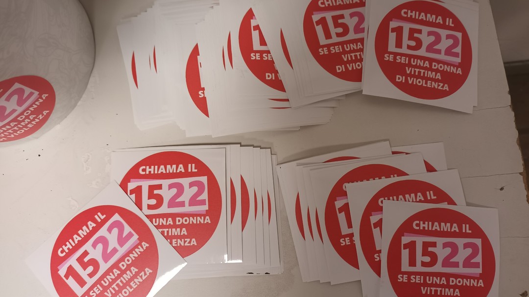 Foto adesivo numero antiviolenza 1522.jpg - {Foto adesivo numero antiviolenza 1522.jpg} - [46886]