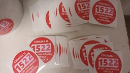Foto adesivo numero antiviolenza 1522.jpg - {Foto adesivo numero antiviolenza 1522.jpg} - [46886]