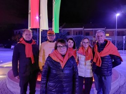 foto di gruppo davanti alla rotonda_orizzontale.jpeg - {foto di gruppo davanti alla rotonda_orizzontale.jpeg} - [47473]