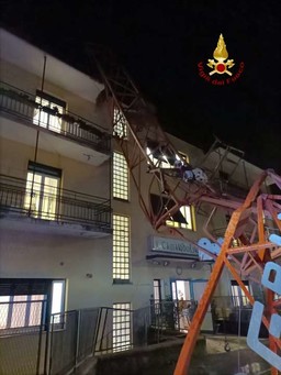 crollo via chiodo.jpg - {crollo via chiodo.jpg} - [47625]