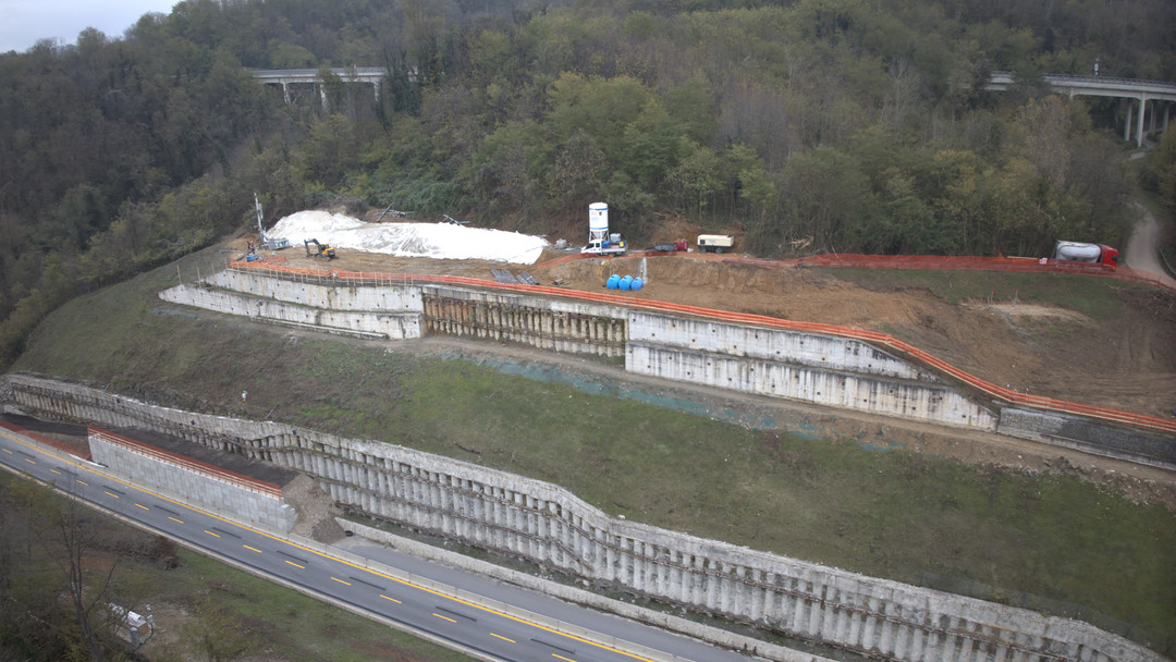 Panoramica del cantiere Trincea Valera in A6 tra Ceva e Millesimo in direzione Savona_1.jpeg - {Panoramica del cantiere Trincea Valera in A6 tra Ceva e Millesimo in direzione Savona_1.jpeg} - [48226]