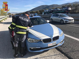polizia-stradalee.jpg - {polizia-stradalee.jpg} - [48410]