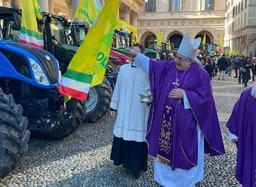 La benedizione dei trattori da parte di Monsignor Franco Giulio Brambilla.jpeg - {La benedizione dei trattori da parte di Monsignor Franco Giulio Brambilla.jpeg} - [48851]