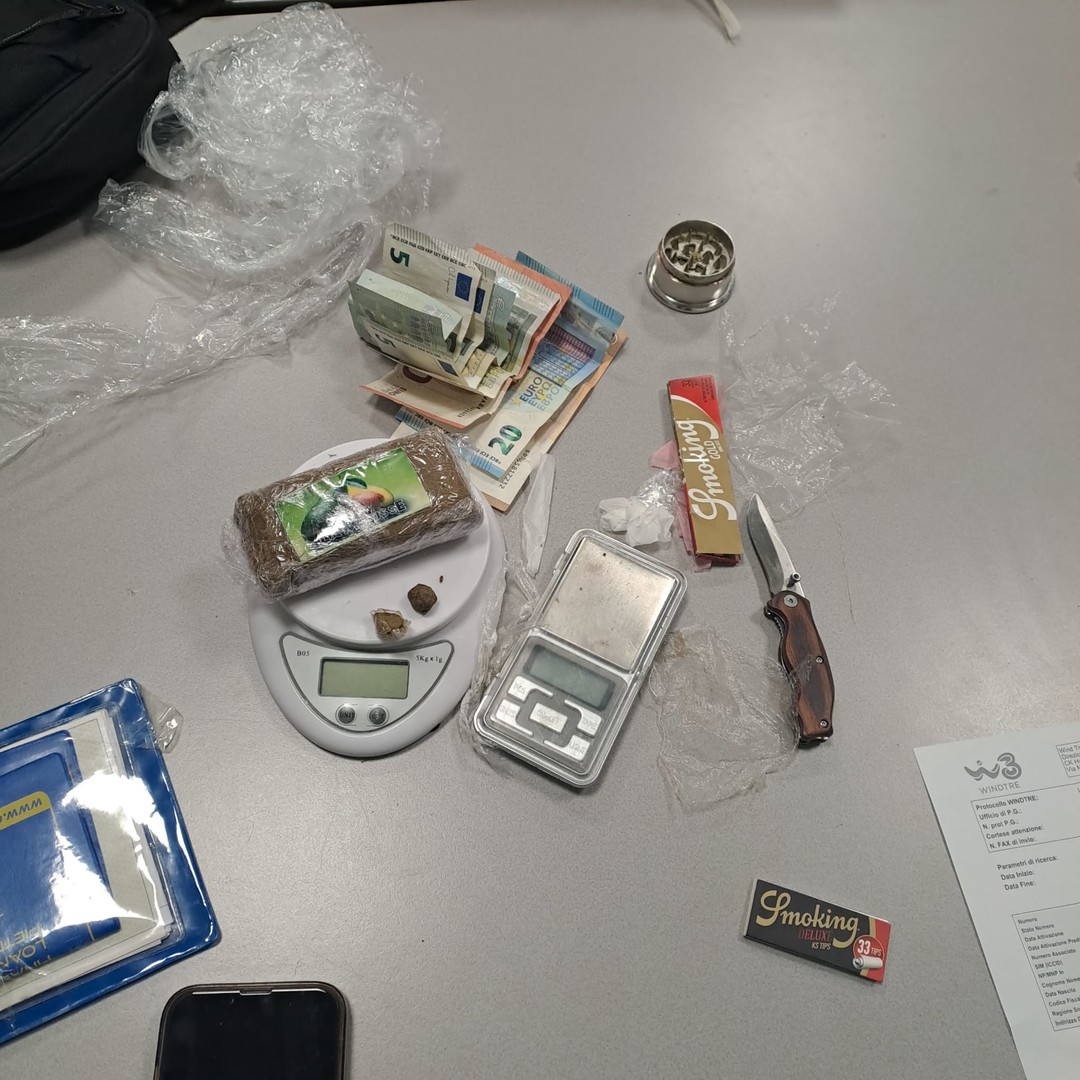 Va dal barbiere per sfuggire al controllo degli agenti. Uomo arrestato mentre si faceva una maschera per il visto.jpg - {Va dal barbiere per sfuggire al controllo degli agenti. Uomo arrestato mentre si faceva una maschera per il visto.jpg} - [50876]