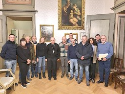 Immagine il vescovo Brunetti con i delegati (2974827).jpg - {Immagine il vescovo Brunetti con i delegati (2974827).jpg} - [52857]