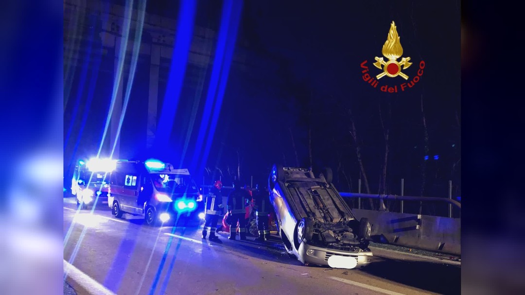 auto ribaltata.jpg - {auto ribaltata.jpg} - [53394]