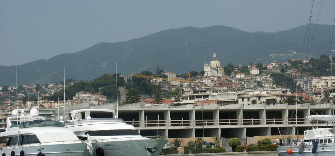 ecomostro-di-portosole.jpg - {ecomostro-di-portosole.jpg} - [57085]