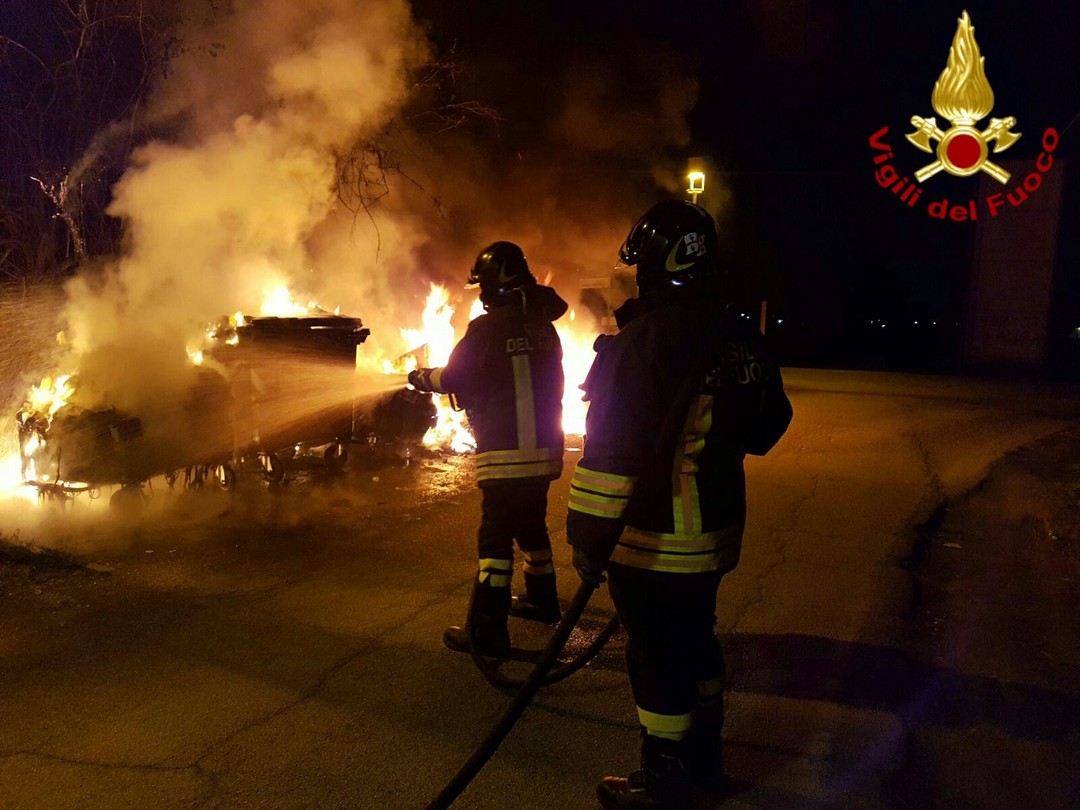 cassonetti-incendio-fiamme-vigili-del-fuoco.jpeg - {cassonetti-incendio-fiamme-vigili-del-fuoco.jpeg} - [58258]